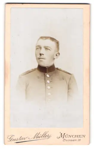 Fotografie Gustav Müller, München, Elvirastr. 21, Soldat in Uniform