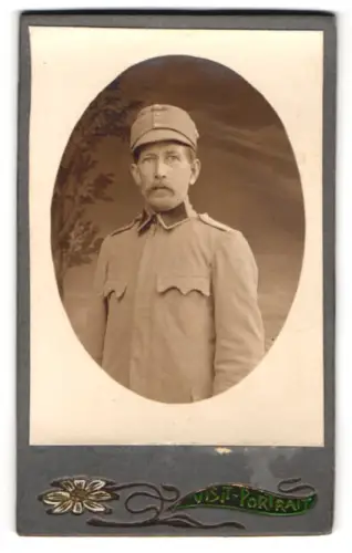 Fotografie unbekannter Fotograf und Ort, k.u.k. Soldat Josef Krimpelstötter in Uniform mit Schirmmütze