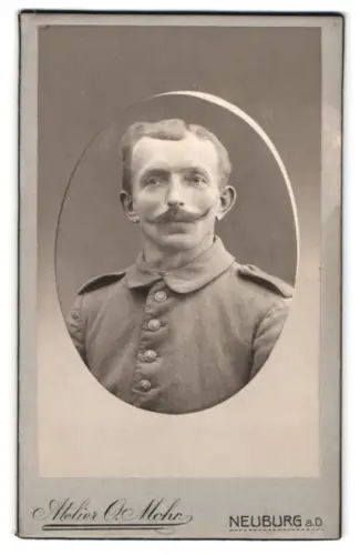 Fotografie Atelier O. Mohr, Neuburg a. D., Soldat in Feldgrau Uniform