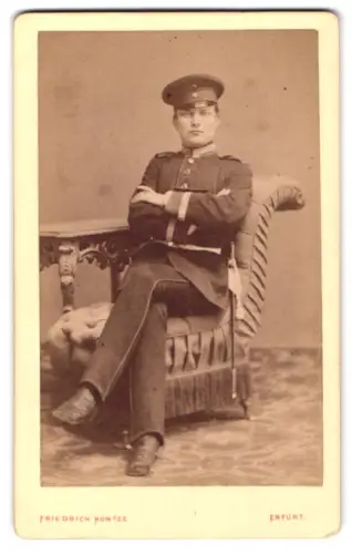 Fotografie Friedrich Kuntze, Erfurt, Bahnhofstrasse 41, Unteroffizier in Uniform mit Schirmmütze und Bajonett
