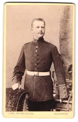 Fotografie Carl Michelmann, Hannover, Soldat in Uniform mit Bajonett