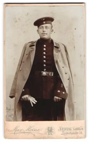 Fotografie Max Heine, Leipzig-Gohlis, Lindentalerstrasse 28, Gefreiter in Uniform mit Krätzchen und Mantel