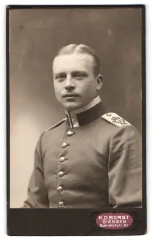 Fotografie K. D. Borst, Giessen, Bahnhofstr. 51, Einjährig-Freiwilliger Unteroffizier vom Inf.-Rgt. Kaiser Wilhelm