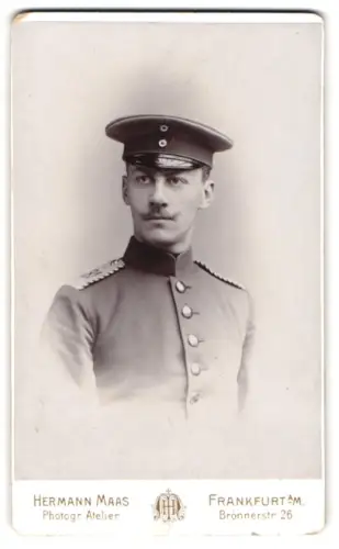 Fotografie Hermann Maas, Frankfurt a. M., Brönnenstr. 26, Einjährig-Freiwilliger, Rgt. Nr. 81, in Uniform m. Schirmmütze
