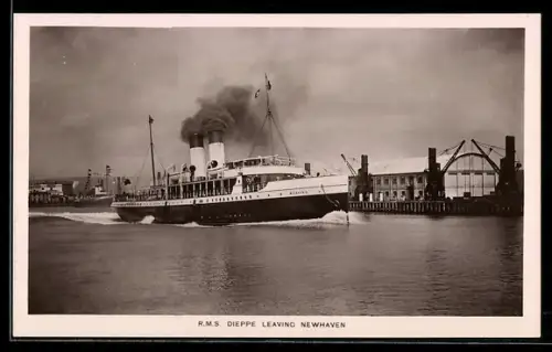 AK Passagierschiff R.M.S. Dieppe verlässt den Hafen von Newhaven