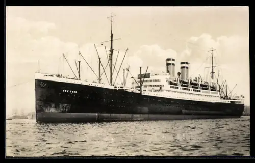 AK Passagierschiff New York der Hamburg-Amerika Linie im Schlepp
