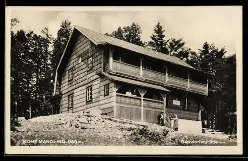 AK Berndorfer Hütte /Hohe Mandling, Besucher vor der Berghütte