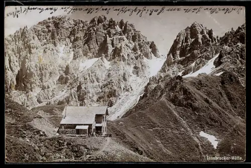 AK Innsbrucker Hütte, Berghütte mit Gipfelblick