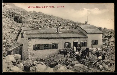 AK Wiener-Neustädter-Hütte, davor Bergsteiger