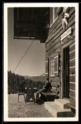 AK Goiserer-Hütte, Wanderer vor der Berghütte