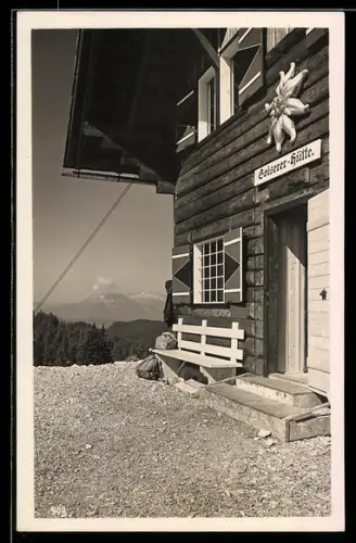 AK Goiserer-Hütte, Sitzbank vor der Berghütte
