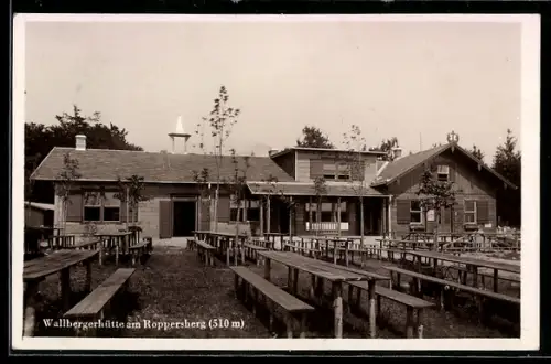 AK Wallbergerhütte, Roppersberg, Berghütte mit Aussentischen