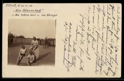 Foto-AK Tilsit, Drei Soldaten sonnen sich