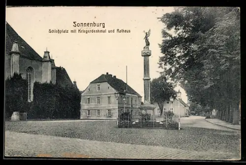 AK Sonnenburg, Schlossplatz mit Kriegerdenkmal und Rathaus