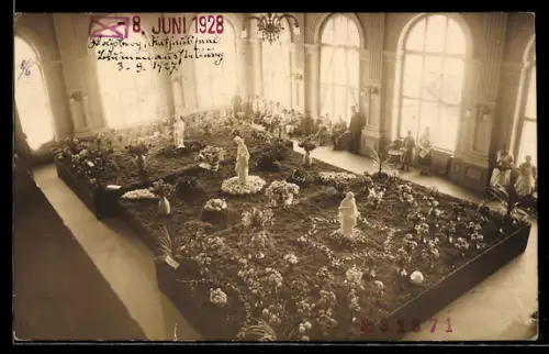 Foto-AK Wolfsberg, Blumenausstellung 1927 im Rathaussaal, Innenansicht, Beet mit Figuren u. Besuchern