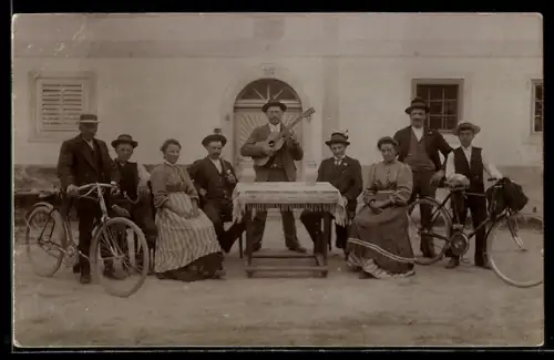 Foto-AK Mehrnbach /O.-Oe., Riegerting, Gruppenbild mit Gitarrenspieler