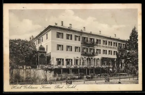 AK Bad Ischl, Hotel Goldenes Kreuz mit Strassenpartie