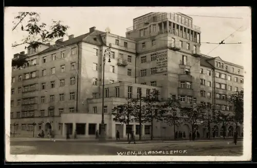 AK Wien, Gemeindebau Lassallehof mit Strassenpartie