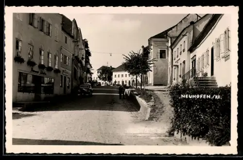 AK Neuhofen /Krems, Strassenpartie mit Geschäften