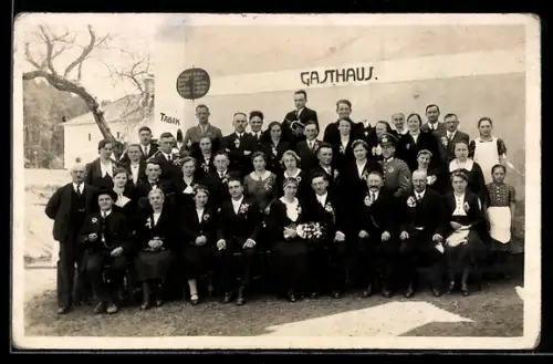 AK Pregarten, Gruppenbild vor Gasthaus
