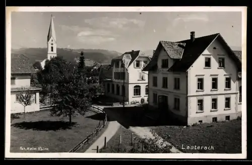 AK Lauterach, Strassenpartie mit Gebäudeansichten & Kirchturm
