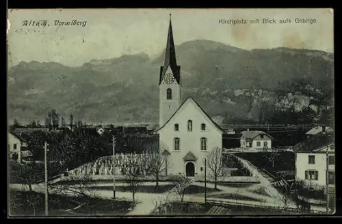 AK Altach /Vorarlberg, Kirchplatz mit Blick aufs Gebirge