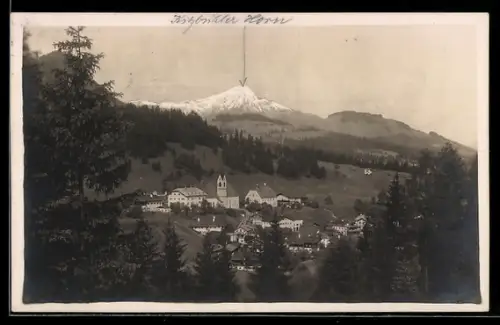 AK Fieberbrunn /Salzburg, Gesamtansicht mit Kirche und Kitzbühler Horn