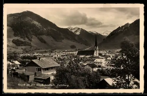 AK Bruck an der Glocknerstrasse, Panorama mit Ort und Bergkulisse