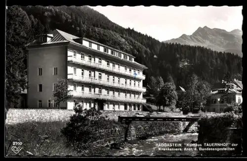 AK Badgastein, Kurhaus Tauernhof, Brücke, Bergpanorama