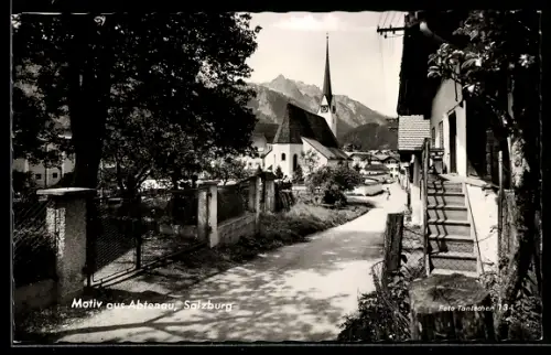 AK Abtenau /Salzburg, Strassenpartie mit Kirche und Gebirgspanorama