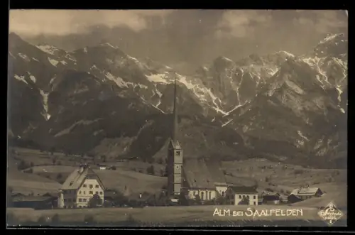AK Alm bei Saalfelden, Panorama mit Kirche und Bergkulisse