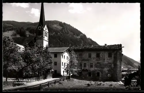 AK Rauris /Salzburg, Kirche mit Bergpanorama, Strasse, Brücke, Haus