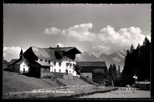 AK Pass Thurn /Salzburg, Gehöft mit Kapelle und Bergpanorama