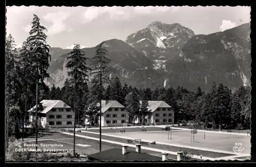 AK Obertraun /Salzkammergut, Bundes-Sportschule mit Sportanlagen und Bergpanorama