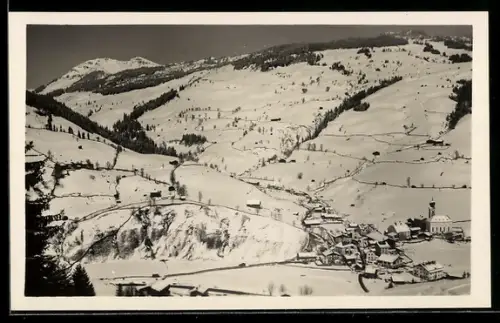 AK Saalbach /Salzburg, Ortsansicht im Winter