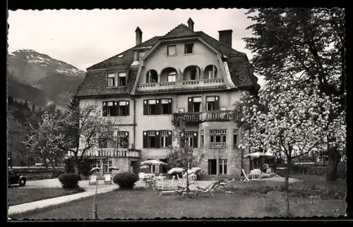 AK Bad Hofgastein, Gebäude mit Garten und Liegestühlen, Hohe Tauern