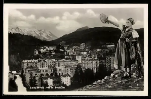 AK Badgastein, Panorama mit Hotels und Frau in Tracht