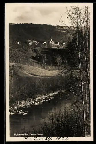AK Hohenweiler i. Vorarlberg, Panorama mit Dorf, Kirche und Fluss