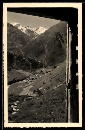 AK Vent /Tirol, Blick aus Fenster auf Ort und schneebedecktes Gipfelpanorama