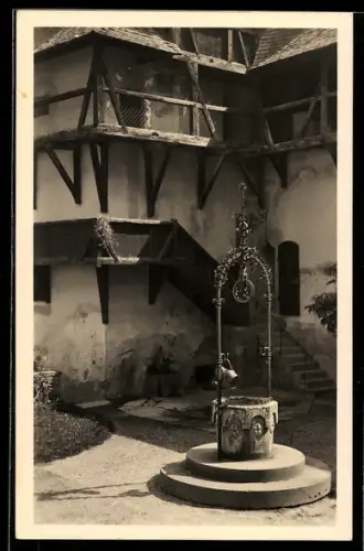 AK Moosham im Lungau, Schloss Moosham, Schlosshof mit Brunnen