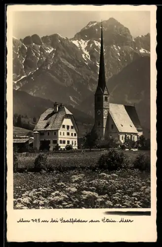 AK Saalfelden am Steinernen Meer, Kirche mit spitzem Turm, Haus und Bergpanorama