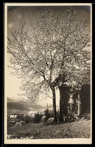 AK Radstadt, Wegkreuz unter blühendem Baum, Ortsansicht mit Kirche