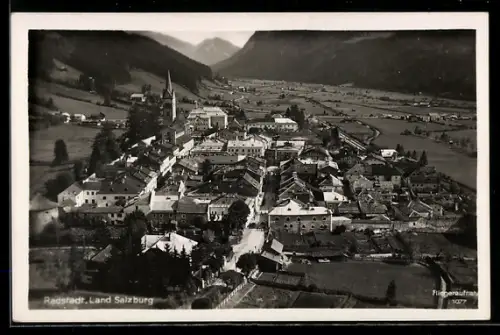 AK Radstadt /Salzburg, Strassenpartie mit Kirche, Fliegeraufnahme