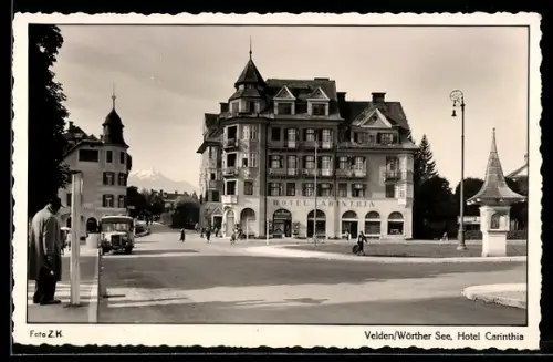 AK Velden /Wörther See, Strassenpartie mit Hotel Carinthia