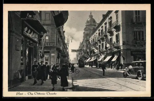 AK Bari, Via Vittorio Veneto con persone e automobile d`epoca