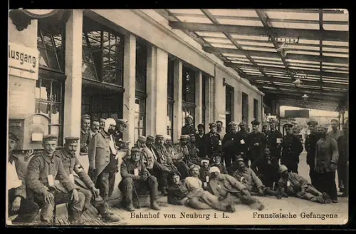 AK Neuburg i. L., Bahnhof mit französischen Gefangenen und Sanitätspersonal