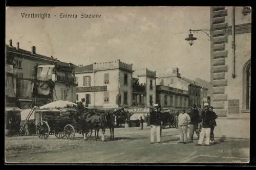 AK Ventimiglia, Entrata Stazione con carrozze e persone davanti all`edificio