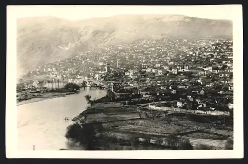 Fotografie unbekannter Fotograf, Ansicht Veles, Panorama der Stadt mit Flusslauf