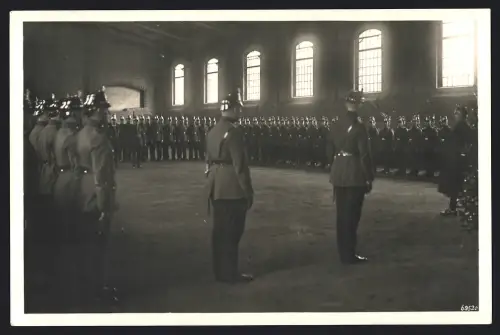 Fotografie Polizei, Polizisten feiern gemeinsam Weihnachten in einer Exerzierhalle / Sporthalle