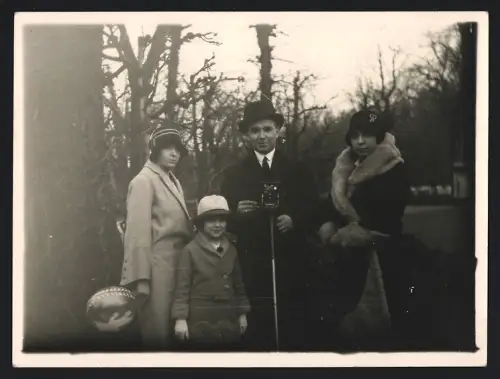 Fotografie Begüterte Familie mit Fotoapparat - Kamera wird selbst abgelichtet